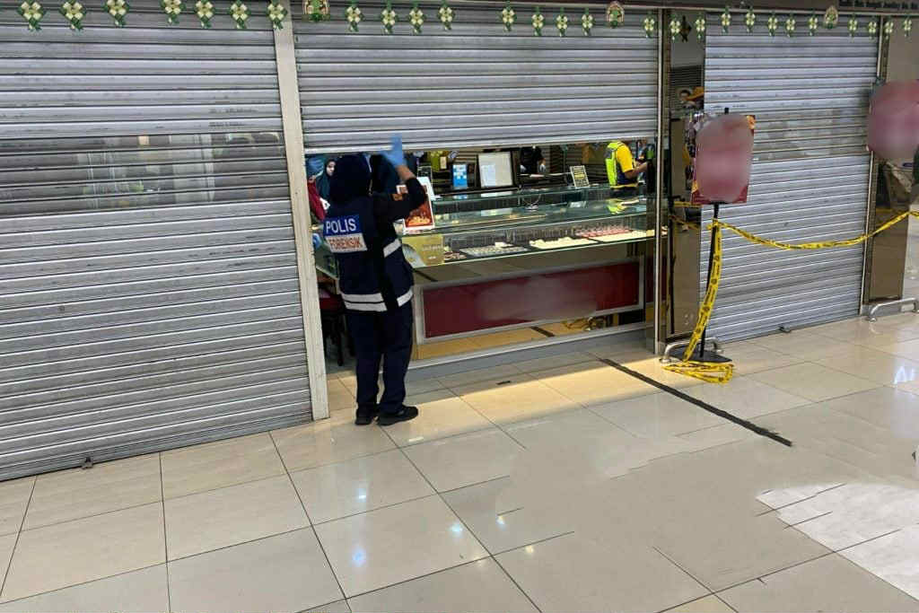 Chủ tiệm vàng báo bị trộm sạch số vàng trị giá hơn 22,6 tỷ đồng, công an huyện huy động 100 cảnh sát tinh nhuệ phá án thần tốc: Nghi phạm bị bắt giữ trong 24 giờ- Ảnh 1. Chủ tiệm vàng báo bị trộm sạch số vàng trị giá hơn 22,6 tỷ đồng, công an huyện huy động 100 cảnh sát tinh nhuệ phá án thần tốc: Nghi phạm bị bắt giữ trong 24 giờ- Ảnh 1.