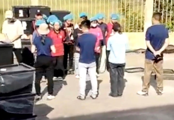 Bắt công nhân đứng nắng nghe 'phổ biến công việc': Doanh nghiệp ở Huế nói gì?- Ảnh 1. Bắt công nhân đứng nắng nghe 'phổ biến công việc': Doanh nghiệp ở Huế nói gì?- Ảnh 1.