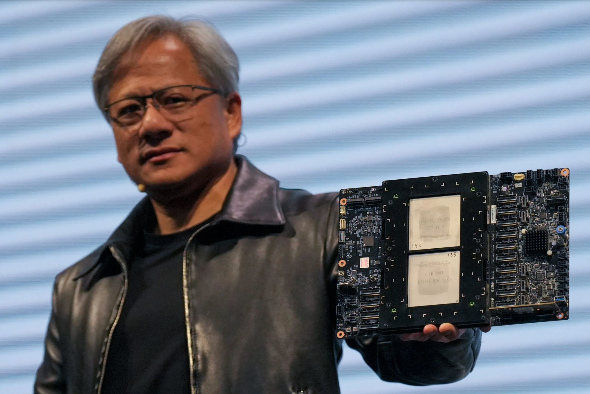 Sợ vi xử lý AI Nvidia bị Trung Quốc “lách luật”, Mỹ sắp tung đòn mới nhắm thẳng 2 nước Đông Nam Á- Ảnh 2. Sợ vi xử lý AI Nvidia bị Trung Quốc “lách luật”, Mỹ sắp tung đòn mới nhắm thẳng 2 nước Đông Nam Á- Ảnh 2.