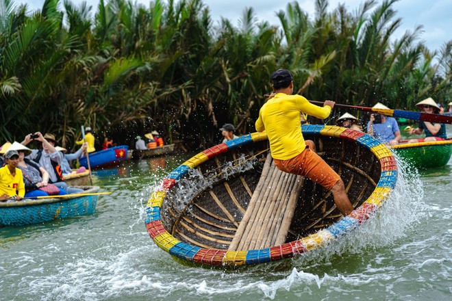 Khách Tây sợ xanh mặt trước một trải nghiệm ở Hội An, nhiều người khác lại thích thú: Việt Nam là thế!- Ảnh 7. Khách Tây sợ xanh mặt trước một trải nghiệm ở Hội An, nhiều người khác lại thích thú: Việt Nam là thế!- Ảnh 7.