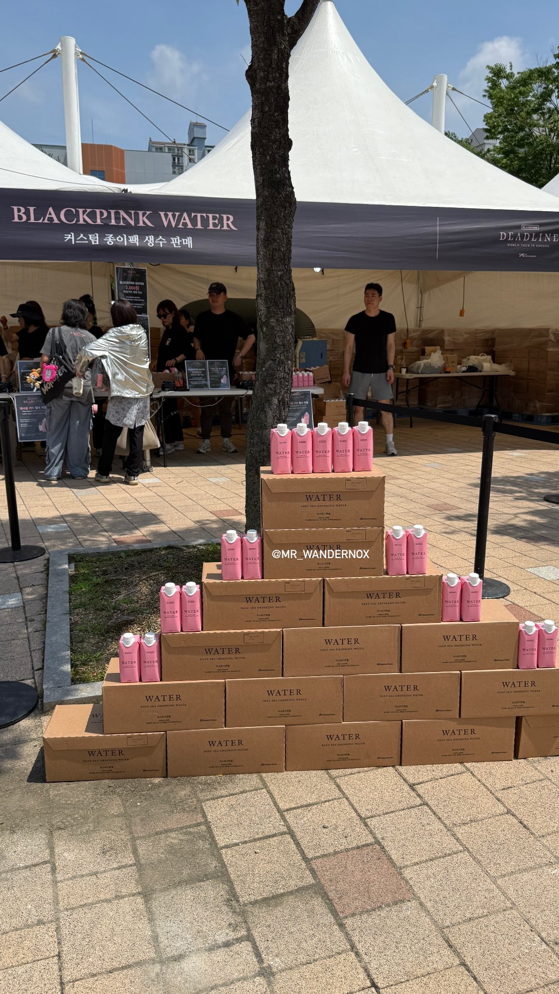 BLACKPINK bán nước suối 40.000 đồng trong concert khiến ai cũng đặt dấu hỏi to đùng- Ảnh 3. BLACKPINK bán nước suối 40.000 đồng trong concert khiến ai cũng đặt dấu hỏi to đùng- Ảnh 3.
