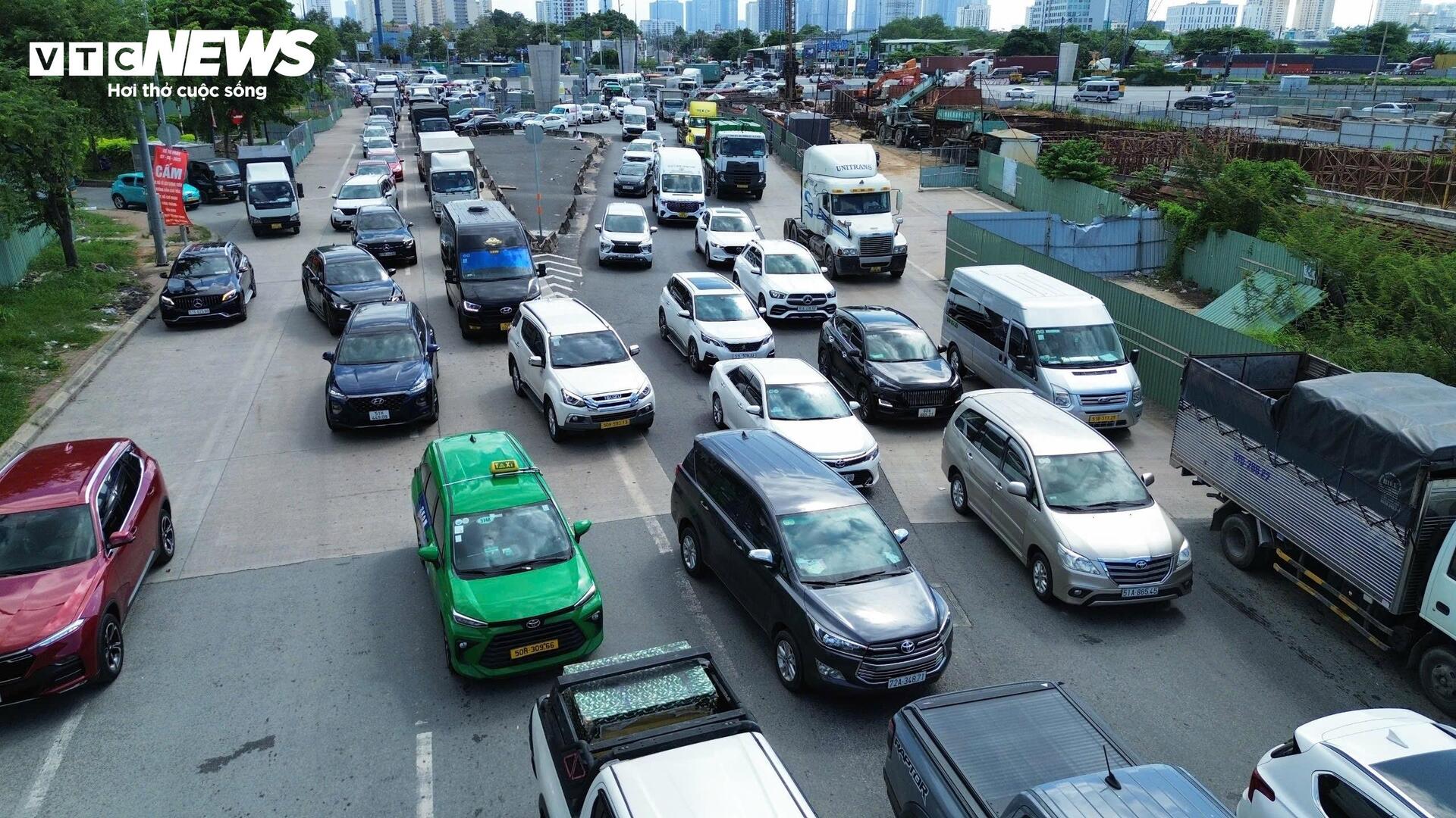 Ùn tắc nhiều giờ từ nút giao An Phú lên cao tốc TP.HCM - Dầu Giây- Ảnh 2. Ùn tắc nhiều giờ từ nút giao An Phú lên cao tốc TP.HCM - Dầu Giây- Ảnh 2.