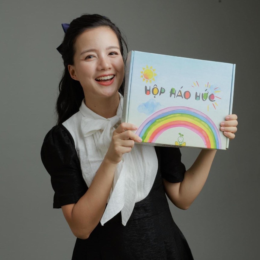 MC Minh Trang founder Làng Háo Hức gây tranh cãi về câu chuyện dạy con gái 7 tuổi bị lạnh cũng không được xin chăn trên máy bay vì... lãng phí- Ảnh 1. MC Minh Trang founder Làng Háo Hức gây tranh cãi về câu chuyện dạy con gái 7 tuổi bị lạnh cũng không được xin chăn trên máy bay vì... lãng phí- Ảnh 1.