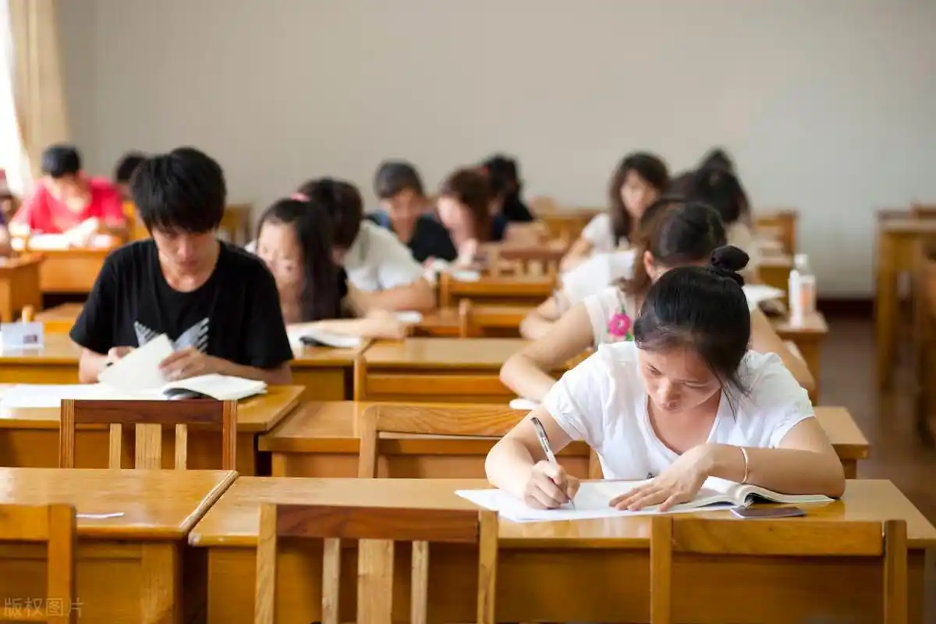 Nam sinh giỏi nhất tỉnh nộp 3 tờ giấy trắng thi đại học khiến nhà trường sửng sốt khi biết nguyên do: “Em cố tình thi trượt”- Ảnh 2.