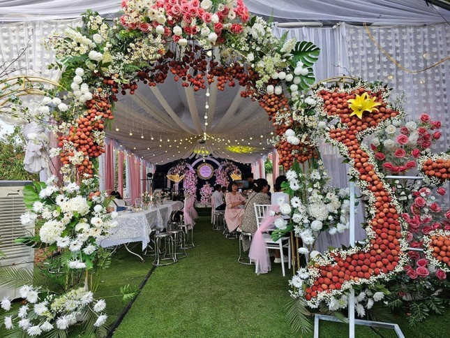 Khi 2 tỉnh về 1 nhà, menu cỗ cưới có sự thay đổi lớn: Khi vải thiều và bánh mì que chung mâm, tinh hoa!- Ảnh 6.