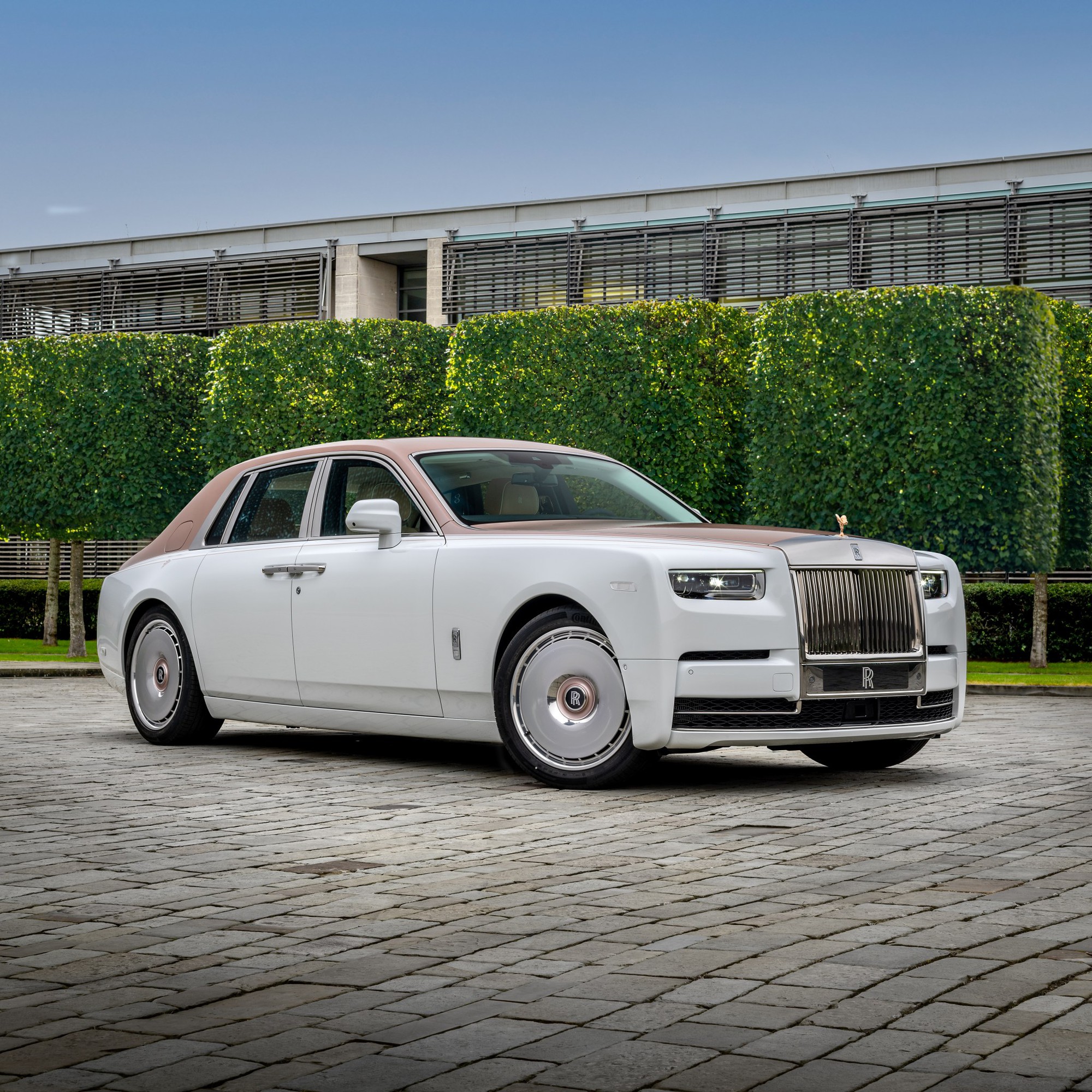 ‘Con nhà người ta’ tặng bố Rolls-Royce Phantom độc bản thêu ren thủ công 230.000 mũi, đổi màu, lấp lánh theo ánh sáng- Ảnh 1. ‘Con nhà người ta’ tặng bố Rolls-Royce Phantom độc bản thêu ren thủ công 230.000 mũi, đổi màu, lấp lánh theo ánh sáng- Ảnh 1.