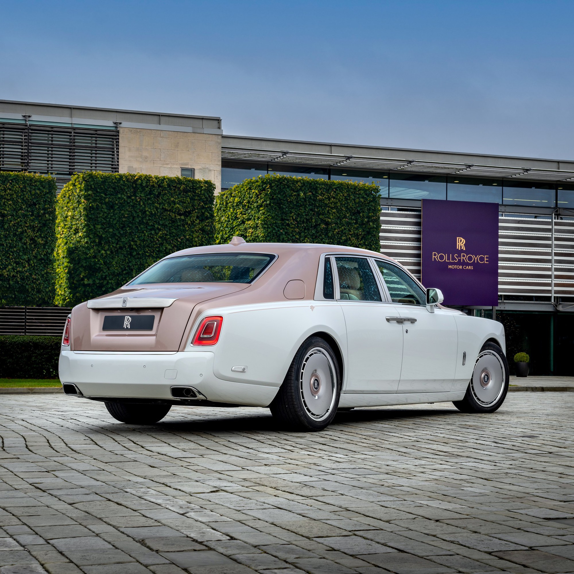 ‘Con nhà người ta’ tặng bố Rolls-Royce Phantom độc bản thêu ren thủ công 230.000 mũi, đổi màu, lấp lánh theo ánh sáng- Ảnh 5. ‘Con nhà người ta’ tặng bố Rolls-Royce Phantom độc bản thêu ren thủ công 230.000 mũi, đổi màu, lấp lánh theo ánh sáng- Ảnh 5.