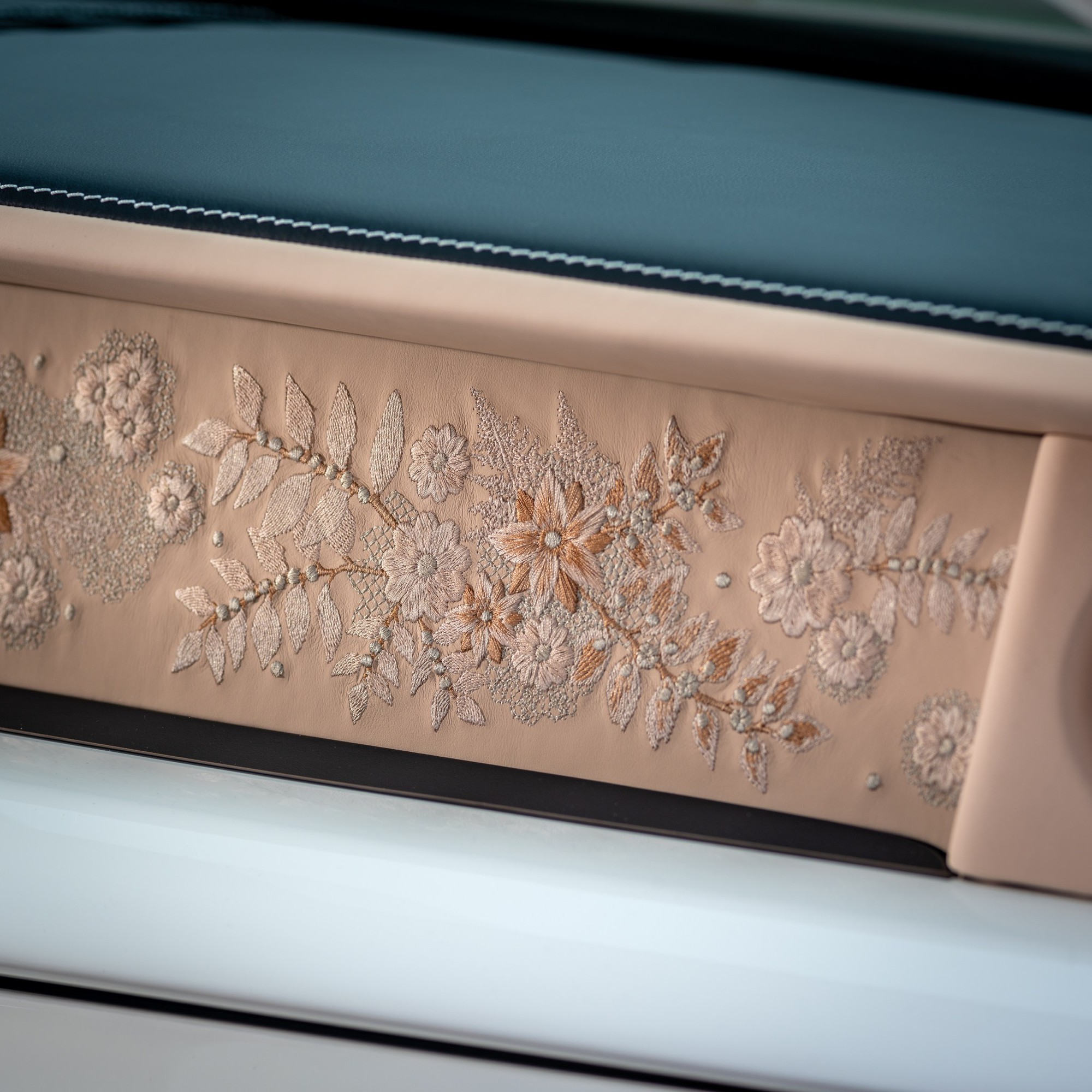 ‘Con nhà người ta’ tặng bố Rolls-Royce Phantom độc bản thêu ren thủ công 230.000 mũi, đổi màu, lấp lánh theo ánh sáng- Ảnh 2. ‘Con nhà người ta’ tặng bố Rolls-Royce Phantom độc bản thêu ren thủ công 230.000 mũi, đổi màu, lấp lánh theo ánh sáng- Ảnh 2.