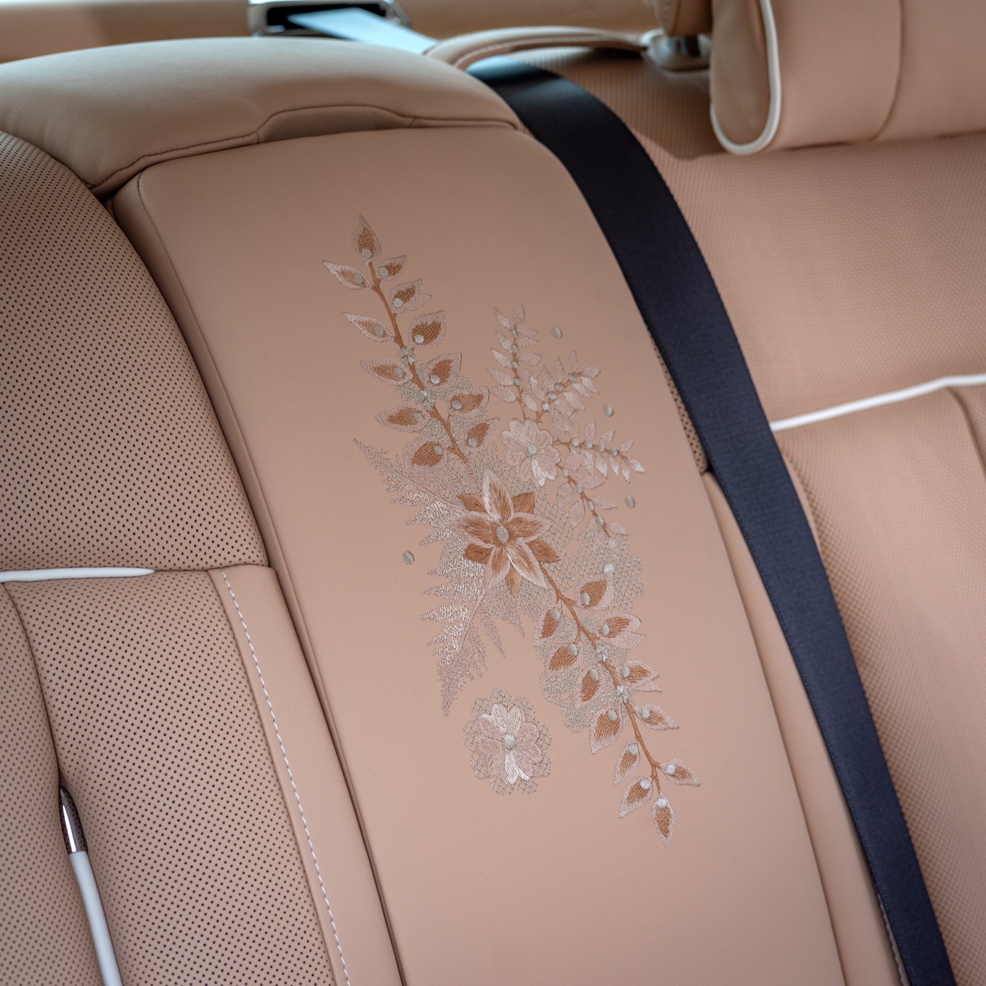 ‘Con nhà người ta’ tặng bố Rolls-Royce Phantom độc bản thêu ren thủ công 230.000 mũi, đổi màu, lấp lánh theo ánh sáng- Ảnh 4. ‘Con nhà người ta’ tặng bố Rolls-Royce Phantom độc bản thêu ren thủ công 230.000 mũi, đổi màu, lấp lánh theo ánh sáng- Ảnh 4.