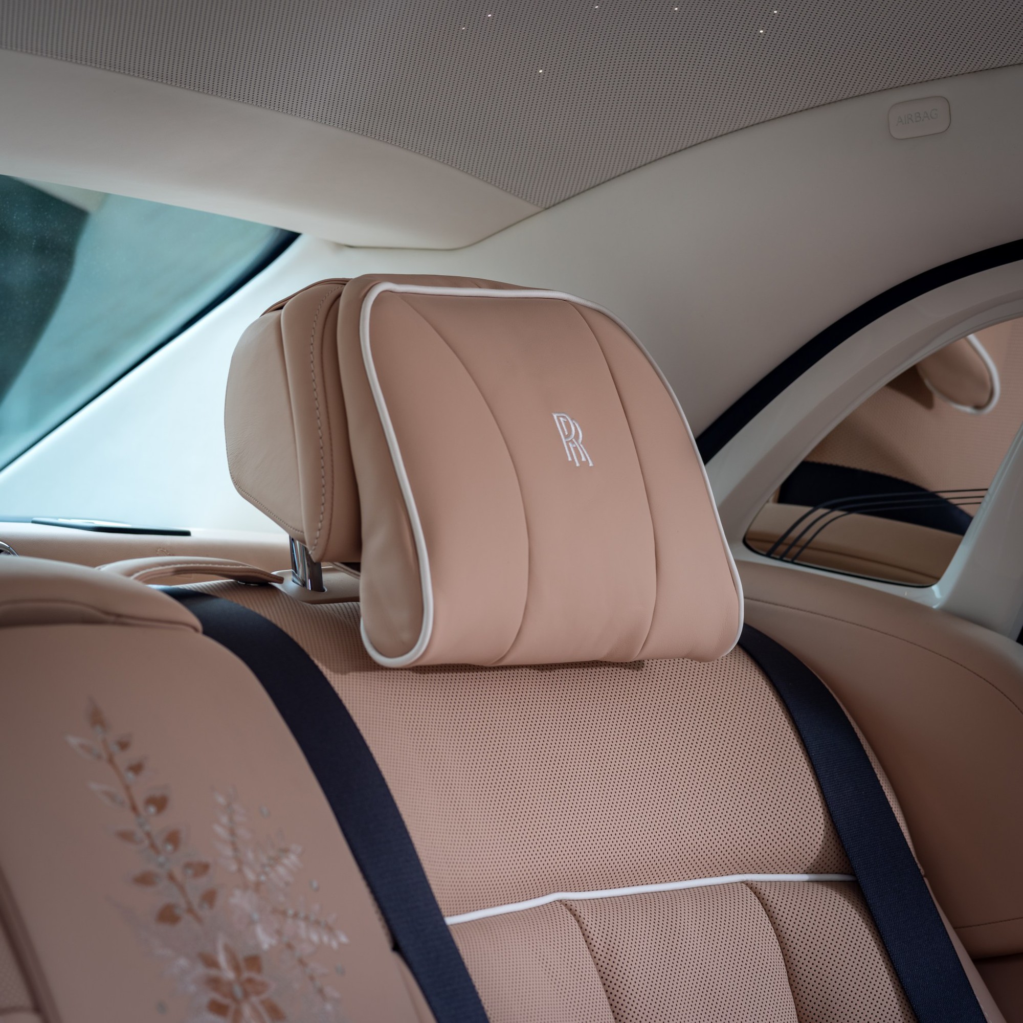 ‘Con nhà người ta’ tặng bố Rolls-Royce Phantom độc bản thêu ren thủ công 230.000 mũi, đổi màu, lấp lánh theo ánh sáng- Ảnh 3. ‘Con nhà người ta’ tặng bố Rolls-Royce Phantom độc bản thêu ren thủ công 230.000 mũi, đổi màu, lấp lánh theo ánh sáng- Ảnh 3.