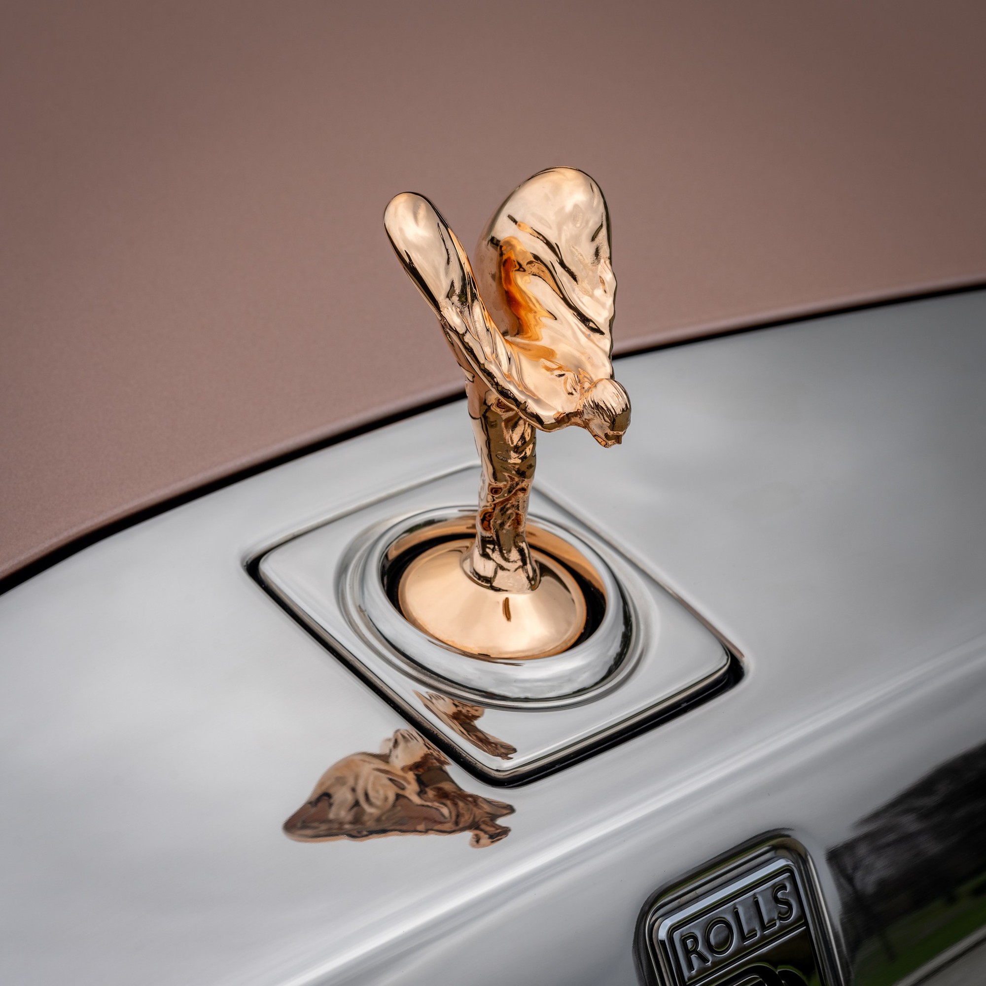 ‘Con nhà người ta’ tặng bố Rolls-Royce Phantom độc bản thêu ren thủ công 230.000 mũi, đổi màu, lấp lánh theo ánh sáng- Ảnh 8. ‘Con nhà người ta’ tặng bố Rolls-Royce Phantom độc bản thêu ren thủ công 230.000 mũi, đổi màu, lấp lánh theo ánh sáng- Ảnh 8.