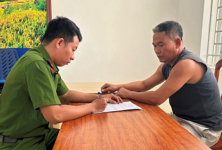 Chạy vào đường cấm, tài xế xe đầu kéo chống lệnh kiểm tra, tông đổ xe CSGT- Ảnh 2. Chạy vào đường cấm, tài xế xe đầu kéo chống lệnh kiểm tra, tông đổ xe CSGT- Ảnh 2.