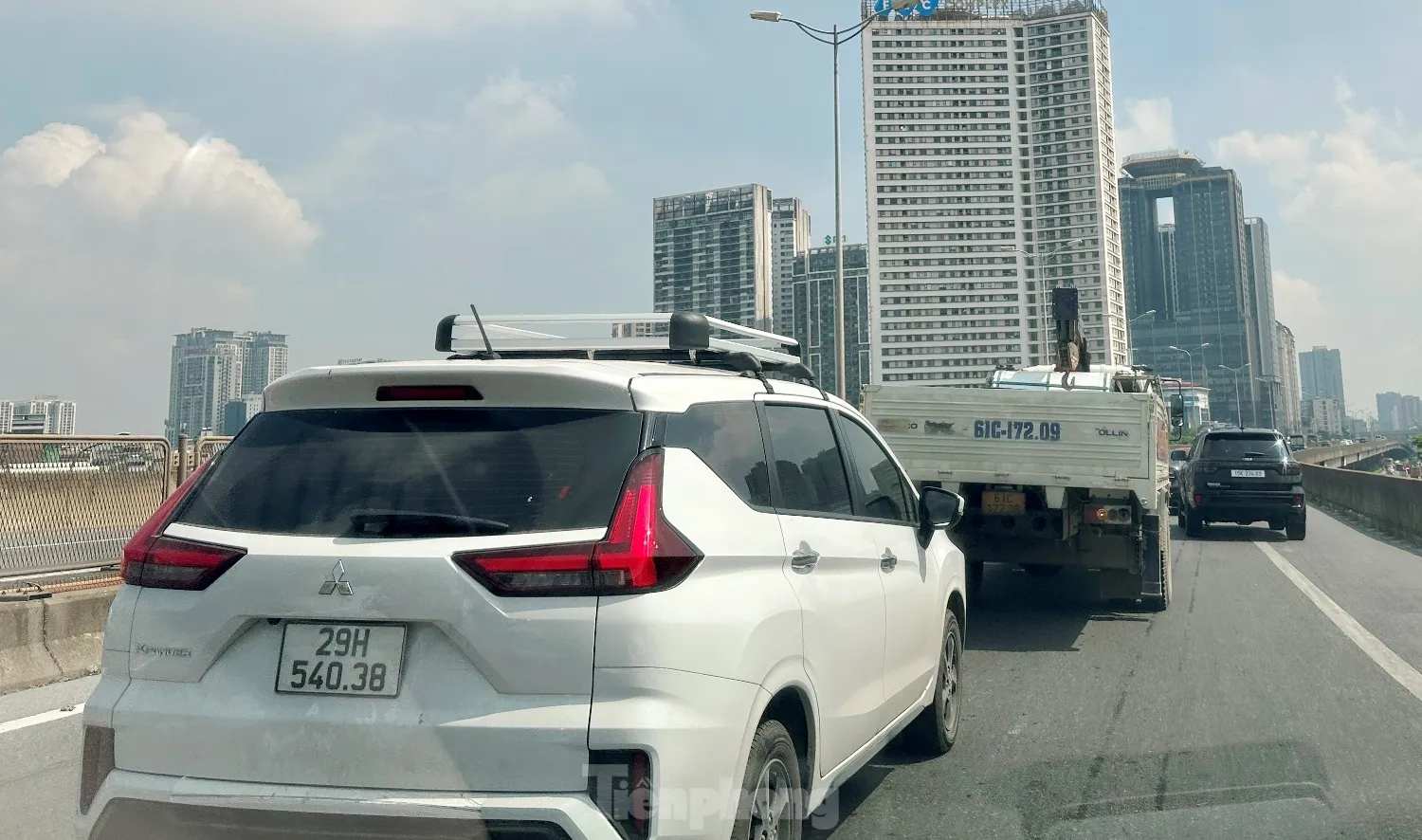 Hàng rào thi công chậm tiến độ gây ùn tắc kéo dài ở đường Vành đai 3- Ảnh 2. Hàng rào thi công chậm tiến độ gây ùn tắc kéo dài ở đường Vành đai 3- Ảnh 2.