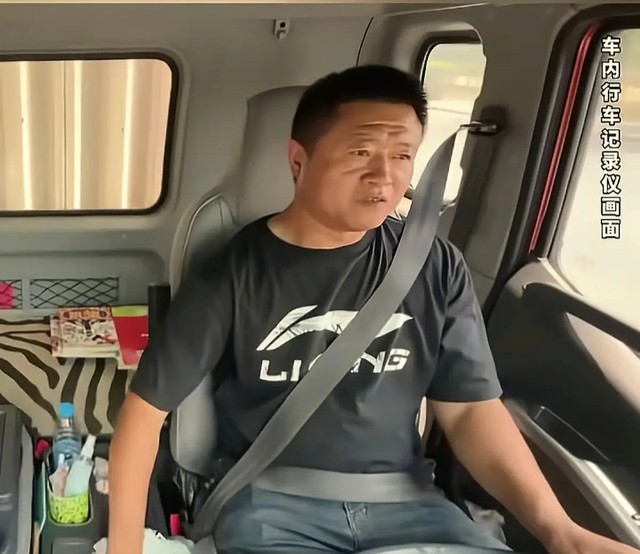 Con thi ĐH điểm thấp, ông bố lái xe tải bất ngờ lôi ra một xấp giấy kèm câu nói khiến triệu người rơi nước mắt- Ảnh 3. Con thi ĐH điểm thấp, ông bố lái xe tải bất ngờ lôi ra một xấp giấy kèm câu nói khiến triệu người rơi nước mắt- Ảnh 3.