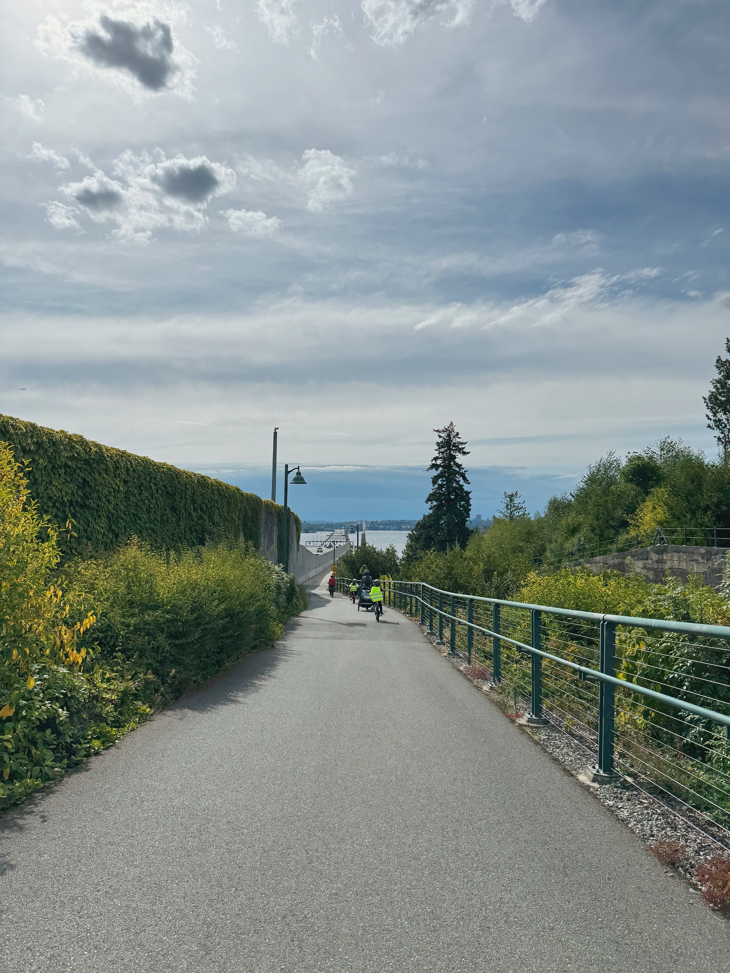 Nghỉ hè chuẩn "phong cách thượng lưu" của vợ chồng Tăng Thanh Hà: Đưa các con qua Mỹ du ngoạn, đạp xe thư thái giữa công viên "triệu đô"- Ảnh 3.