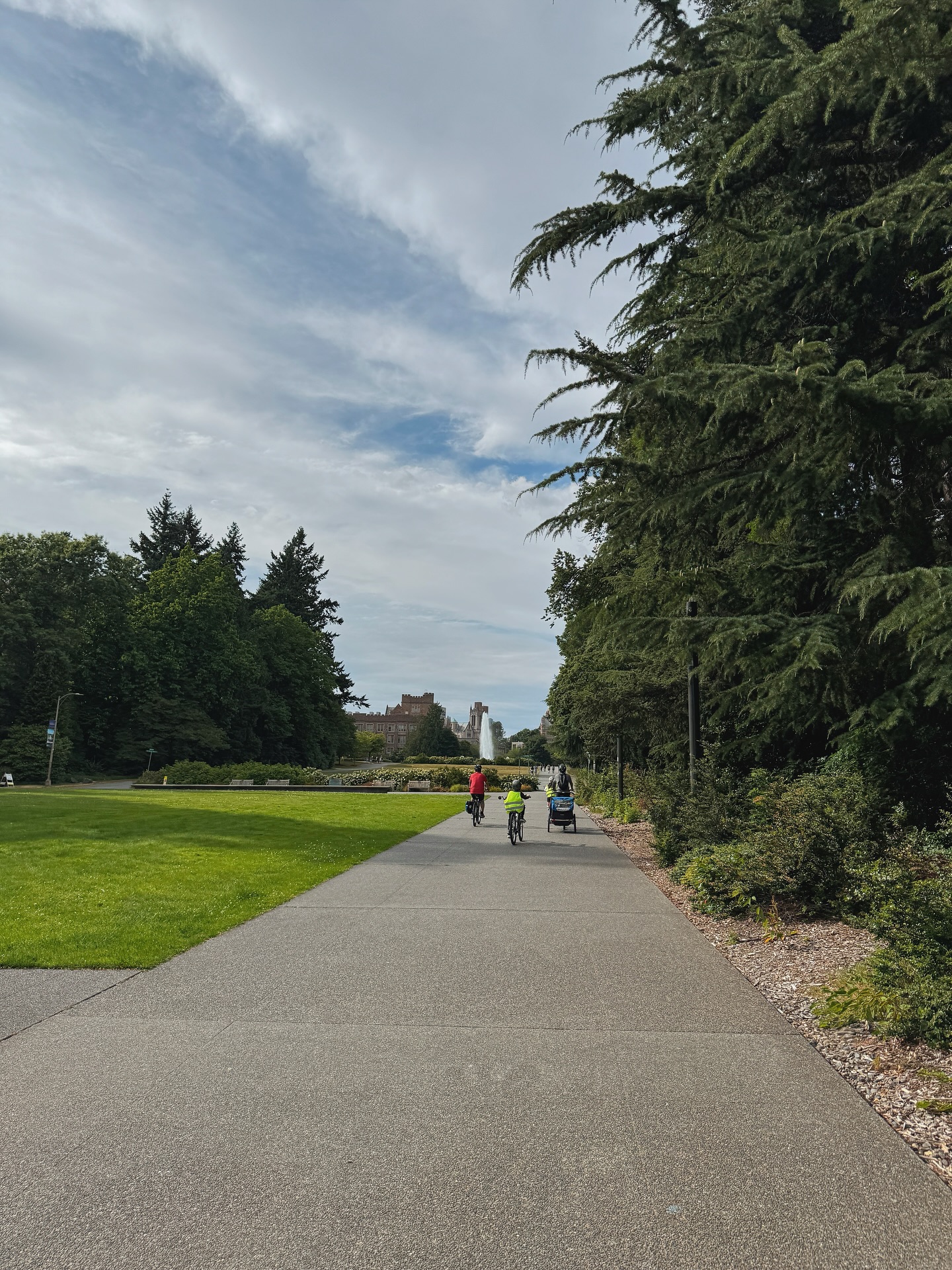 Nghỉ hè chuẩn "phong cách thượng lưu" của vợ chồng Tăng Thanh Hà: Đưa các con qua Mỹ du ngoạn, đạp xe thư thái giữa công viên "triệu đô"- Ảnh 2.