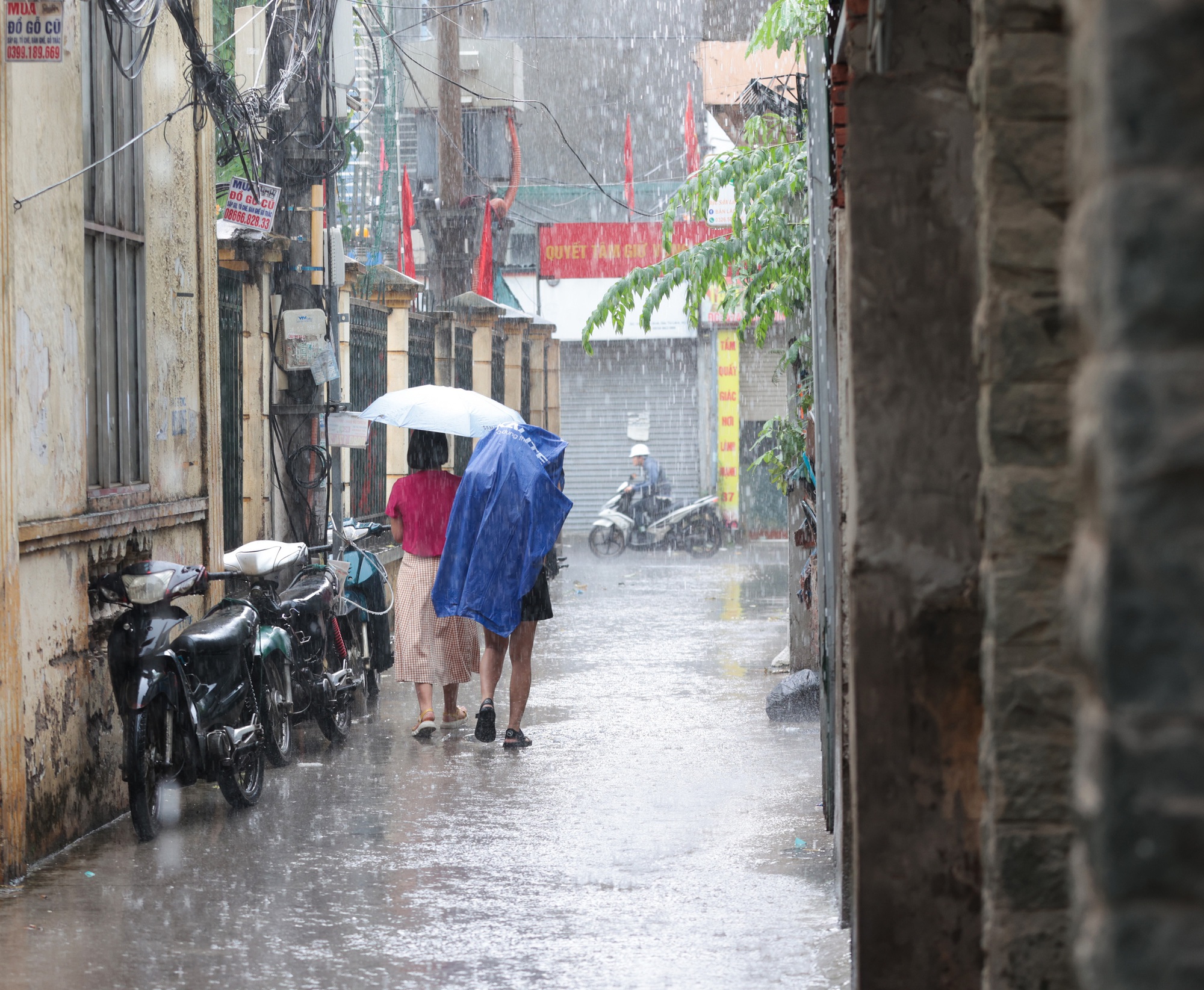 "Kiếp nạn" của nhiều shipper Hà Nội ngày Chủ nhật: Đường phố ngập lênh láng sau cơn mưa trắng trời- Ảnh 1. "Kiếp nạn" của nhiều shipper Hà Nội ngày Chủ nhật: Đường phố ngập lênh láng sau cơn mưa trắng trời- Ảnh 1.
