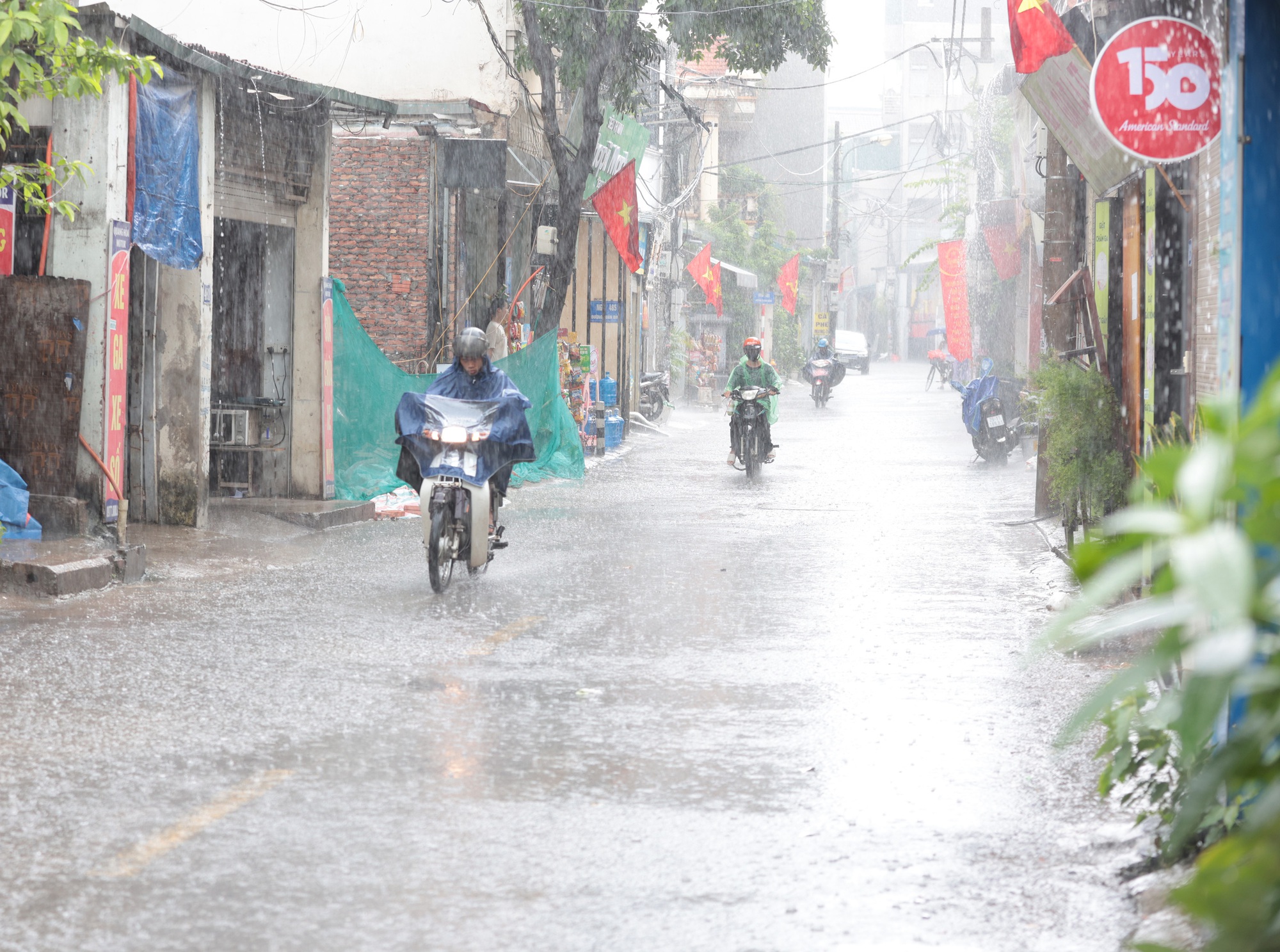"Kiếp nạn" của nhiều shipper Hà Nội ngày Chủ nhật: Đường phố ngập lênh láng sau cơn mưa trắng trời- Ảnh 2. "Kiếp nạn" của nhiều shipper Hà Nội ngày Chủ nhật: Đường phố ngập lênh láng sau cơn mưa trắng trời- Ảnh 2.