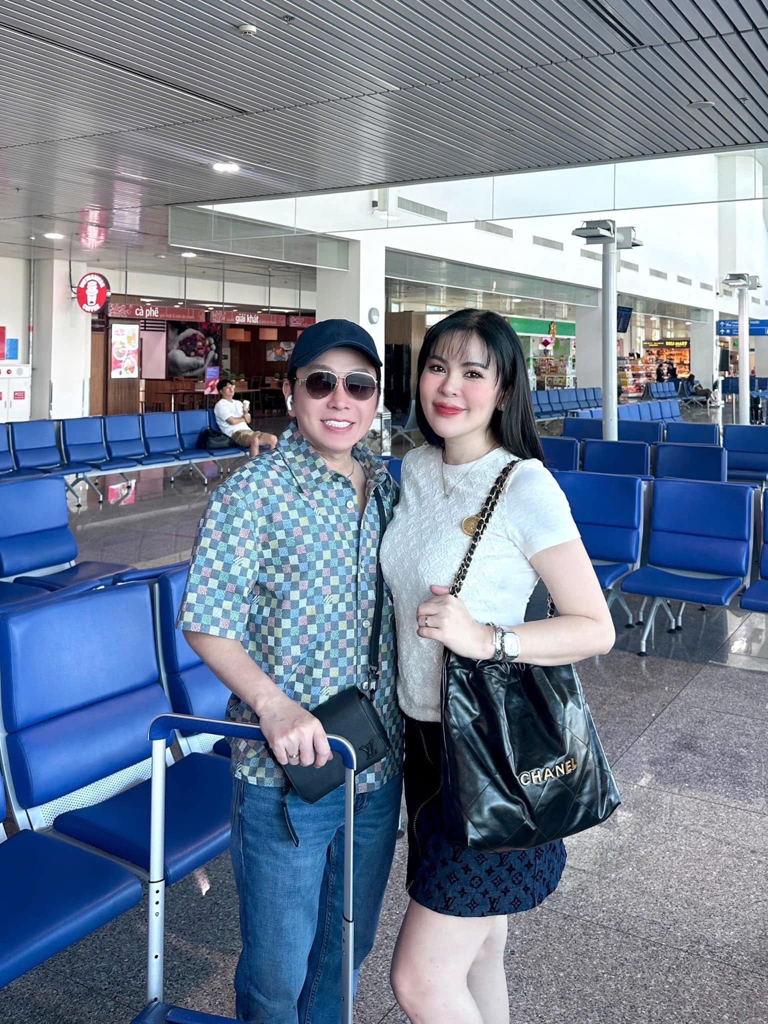 Hôn nhân của nam nghệ sĩ mua cho anh chị em mỗi người 1 căn nhà: 52 tuổi mới lấy vợ nhưng viên mãn- Ảnh 1. Hôn nhân của nam nghệ sĩ mua cho anh chị em mỗi người 1 căn nhà: 52 tuổi mới lấy vợ nhưng viên mãn- Ảnh 1.