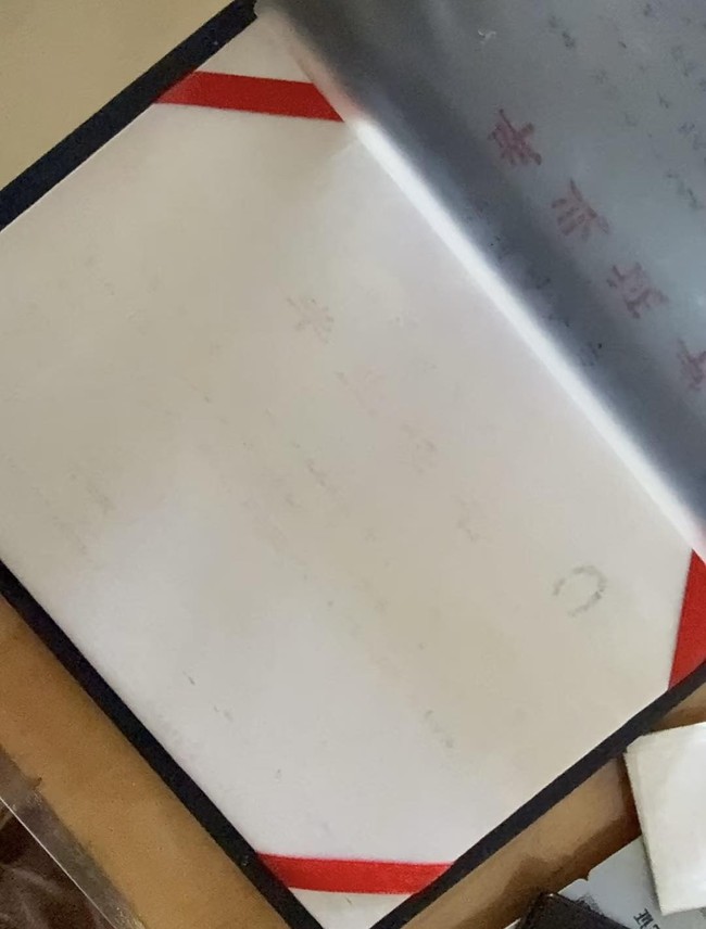 Lôi bằng đại học cất trong tủ ra xem lại, chàng trai không tin nổi vào mắt mình: Thôi xong, "toang" 4 năm ăn học!- Ảnh 1. Lôi bằng đại học cất trong tủ ra xem lại, chàng trai không tin nổi vào mắt mình: Thôi xong, "toang" 4 năm ăn học!- Ảnh 1.