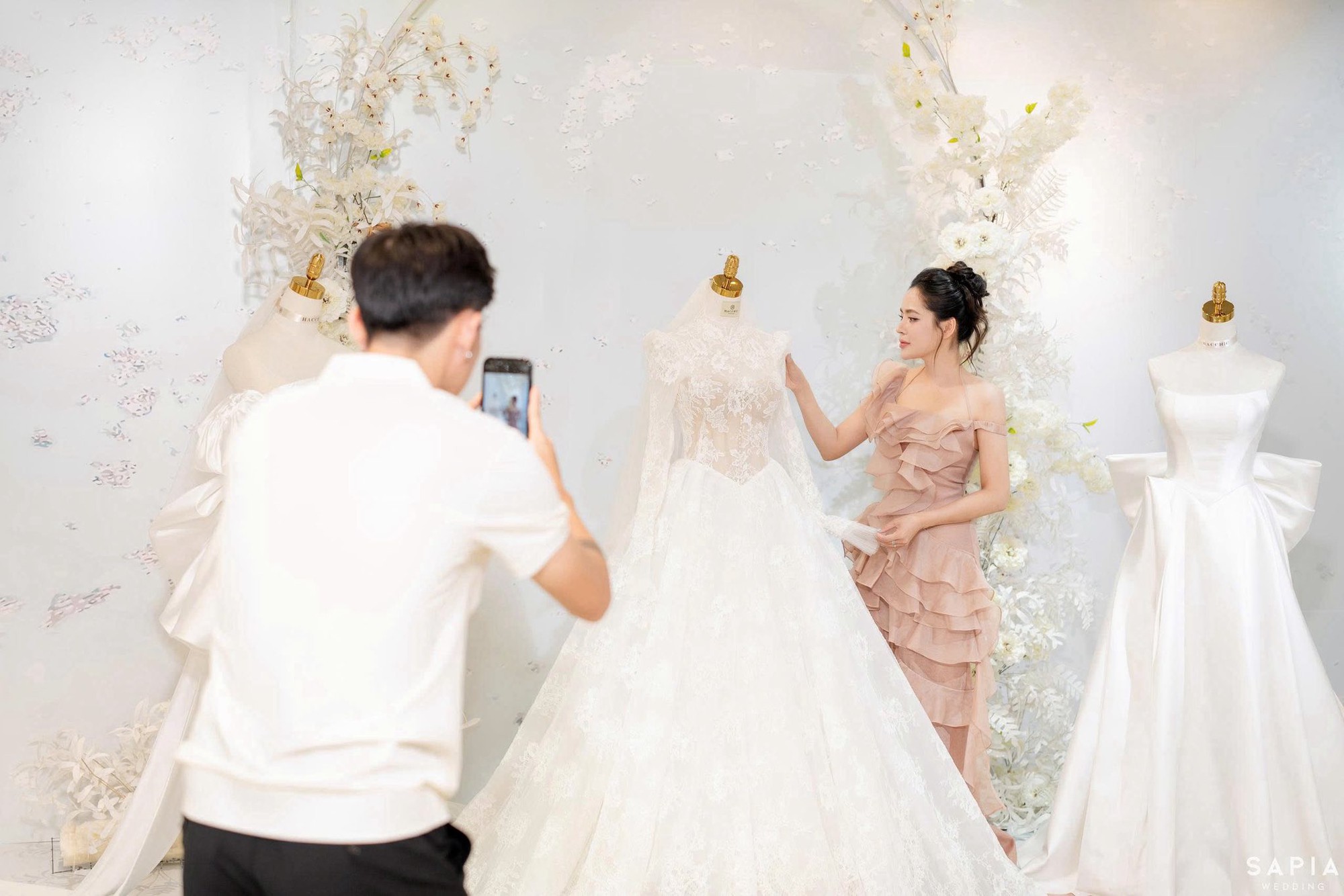 Vừa xây nhà bạc tỉ, trung vệ ĐT Việt Nam cưới luôn mẹ đơn thân, dàn sao Văn Toàn, Bùi Tiến Dũng chúc mừng- Ảnh 6.