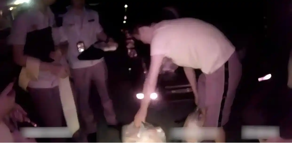 Đột kích chợ trong đêm, phanh phui cơ sở bán lòng lợn ngâm hoá chất doanh thu 7 tỷ đồng, tịch thu hàng trăm kg lòng sắp “tuồn” ra thị trường- Ảnh 1. Đột kích chợ trong đêm, phanh phui cơ sở bán lòng lợn ngâm hoá chất doanh thu 7 tỷ đồng, tịch thu hàng trăm kg lòng sắp “tuồn” ra thị trường- Ảnh 1.
