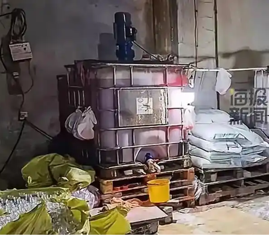 Đột kích chợ trong đêm, phanh phui cơ sở bán lòng lợn ngâm hoá chất doanh thu 7 tỷ đồng, tịch thu hàng trăm kg lòng sắp “tuồn” ra thị trường- Ảnh 2. Đột kích chợ trong đêm, phanh phui cơ sở bán lòng lợn ngâm hoá chất doanh thu 7 tỷ đồng, tịch thu hàng trăm kg lòng sắp “tuồn” ra thị trường- Ảnh 2.