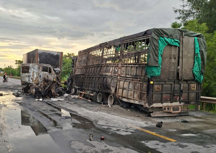 Quảng Trị: Xe Container và xe tải đối đầu bốc cháy giữa đêm, một người tử vong- Ảnh 1. Quảng Trị: Xe Container và xe tải đối đầu bốc cháy giữa đêm, một người tử vong- Ảnh 1.