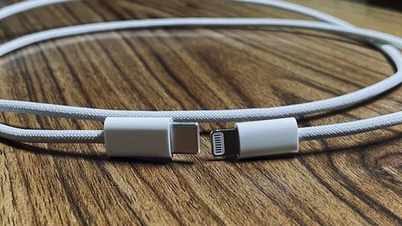 Người đàn ông dán dây sạc iPhone vào mũi giả bộ thở oxy khi điều trị ung thư, sơ hở rõ ràng nhưng đến cả tỷ phú cũng bị lừa chuyển tiền ủng hộ- Ảnh 1. Người đàn ông dán dây sạc iPhone vào mũi giả bộ thở oxy khi điều trị ung thư, sơ hở rõ ràng nhưng đến cả tỷ phú cũng bị lừa chuyển tiền ủng hộ- Ảnh 1.