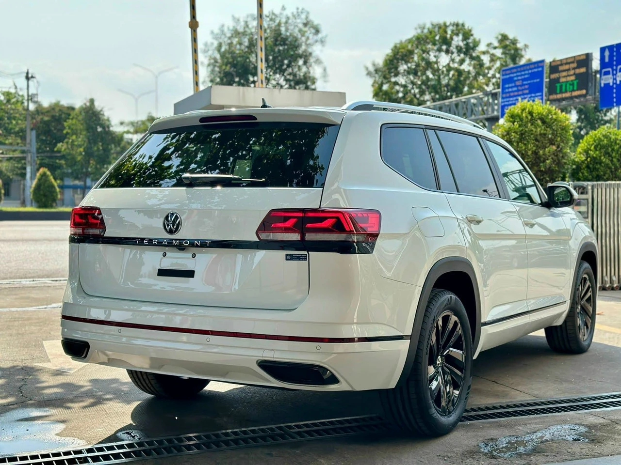 VW Teramont hạ giá kỷ lục còn 1,788 tỷ đồng: Là bản Limited nhiều 'option' xịn, tăng cạnh tranh trước Palisade, làm khó Explorer- Ảnh 5. VW Teramont hạ giá kỷ lục còn 1,788 tỷ đồng: Là bản Limited nhiều 'option' xịn, tăng cạnh tranh trước Palisade, làm khó Explorer- Ảnh 5.