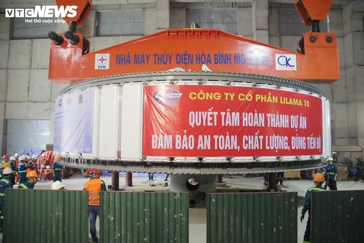 Hạ đặt thành công rotor 585 tấn tại dự án Thuỷ điện Hoà Bình mở rộng- Ảnh 1. Hạ đặt thành công rotor 585 tấn tại dự án Thuỷ điện Hoà Bình mở rộng- Ảnh 1.
