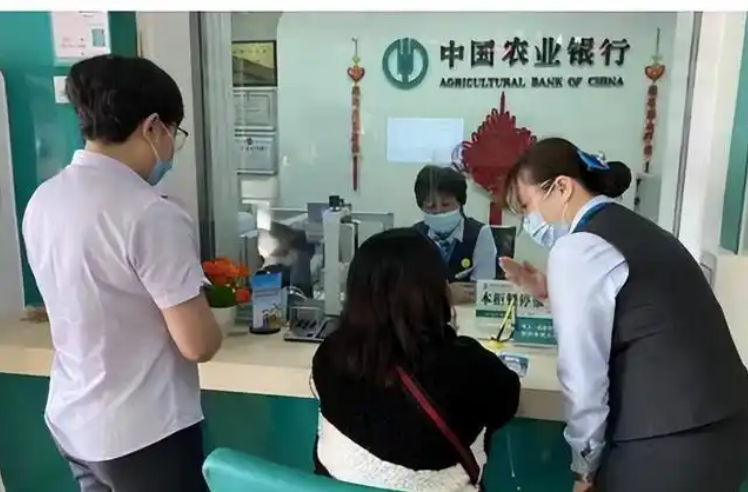 Người phụ nữ gửi tiết kiệm hơn 1 tỷ đồng, nhân viên ngân hàng lập tức dùng tiền mua bảo hiểm, bị phát hiện còn thách thức: “Chị làm lớn chuyện chúng tôi sẽ báo cảnh sát”- Ảnh 1. Người phụ nữ gửi tiết kiệm hơn 1 tỷ đồng, nhân viên ngân hàng lập tức dùng tiền mua bảo hiểm, bị phát hiện còn thách thức: “Chị làm lớn chuyện chúng tôi sẽ báo cảnh sát”- Ảnh 1.