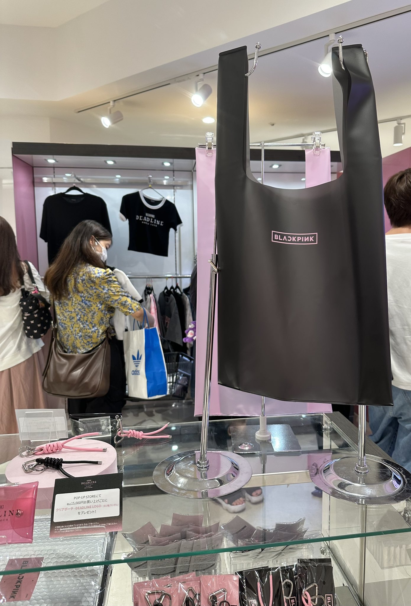 BLACKPINK bán bao nylon giá nửa triệu, fan ngỡ ngàng- Ảnh 1. BLACKPINK bán bao nylon giá nửa triệu, fan ngỡ ngàng- Ảnh 1.