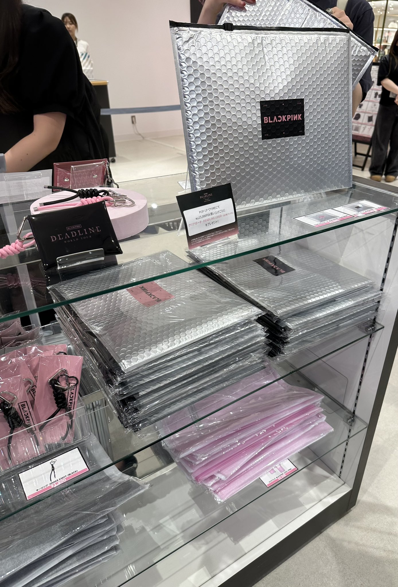 BLACKPINK bán bao nylon giá nửa triệu, fan ngỡ ngàng- Ảnh 3. BLACKPINK bán bao nylon giá nửa triệu, fan ngỡ ngàng- Ảnh 3.