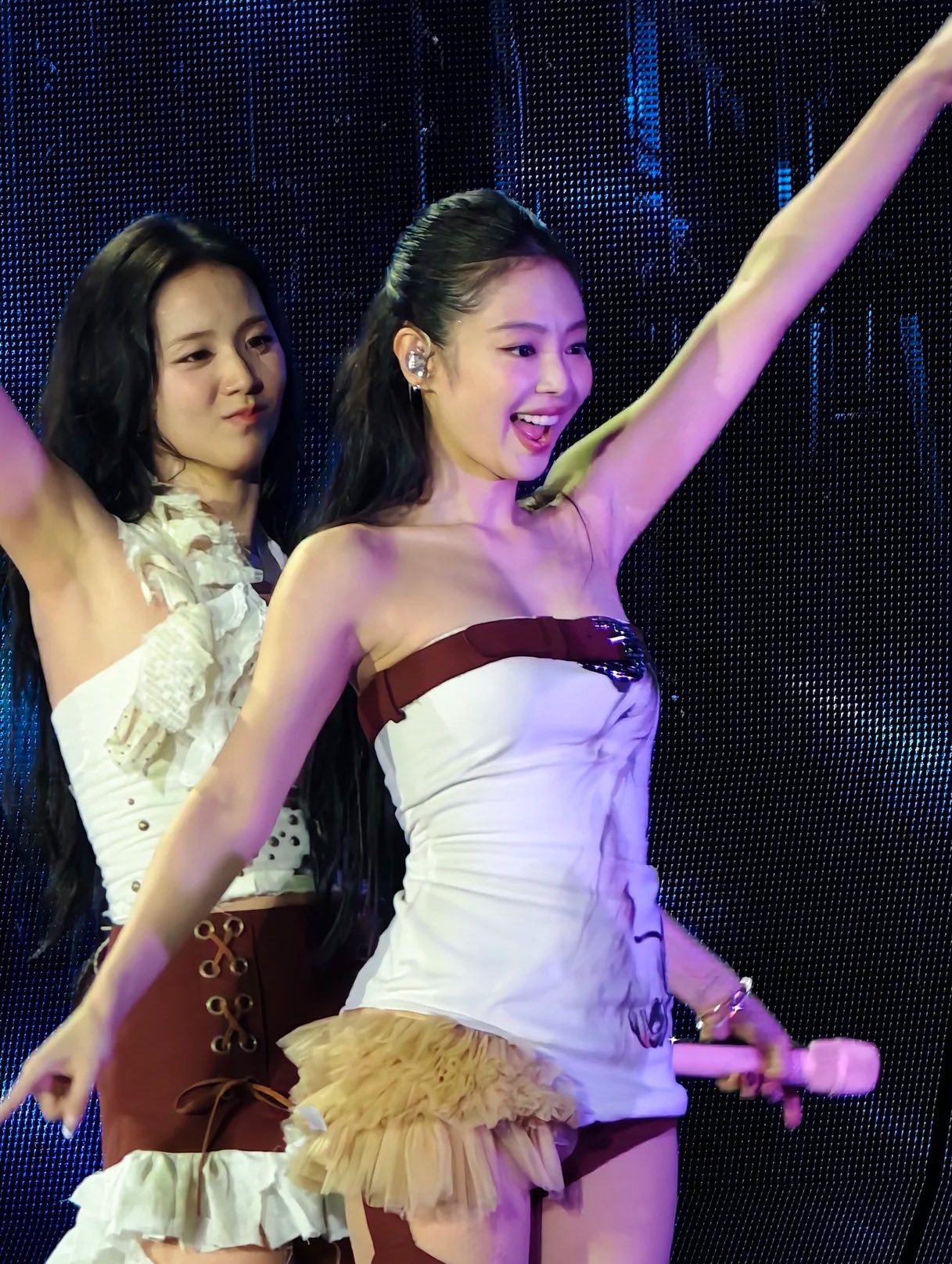 Muốn có dáng đẹp, eo thon như Jennie (BLACKPINK), tập ngay 2 môn thể thao này nhé!- Ảnh 6. Muốn có dáng đẹp, eo thon như Jennie (BLACKPINK), tập ngay 2 môn thể thao này nhé!- Ảnh 6.