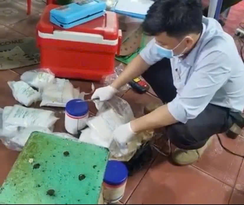 Công an TP HCM kiểm tra đột xuất, phát hiện 3 cơ sở ngâm hoa chuối bằng hoá chất- Ảnh 2. Công an TP HCM kiểm tra đột xuất, phát hiện 3 cơ sở ngâm hoa chuối bằng hoá chất- Ảnh 2.