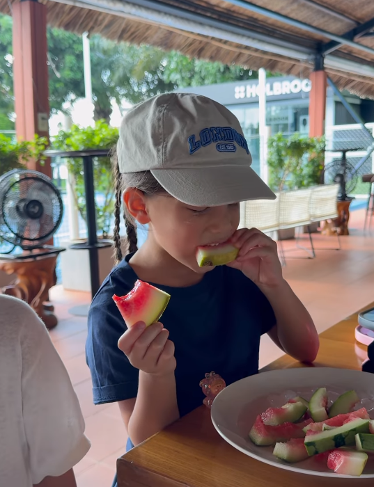 Một hành động cực kỳ hồn nhiên của Lisa nhà Hà Hồ đang gây bão mạng: Nhìn là biết được mẹ dạy dỗ tốt chứ không hề làm màu!- Ảnh 1. Một hành động cực kỳ hồn nhiên của Lisa nhà Hà Hồ đang gây bão mạng: Nhìn là biết được mẹ dạy dỗ tốt chứ không hề làm màu!- Ảnh 1.