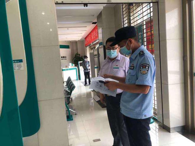 Vợ âm thầm mang hơn 365 triệu tiền "quỹ đen" của chồng đi gửi ngân hàng, ai ngờ chồng bị cảnh sát mời làm việc- Ảnh 2.