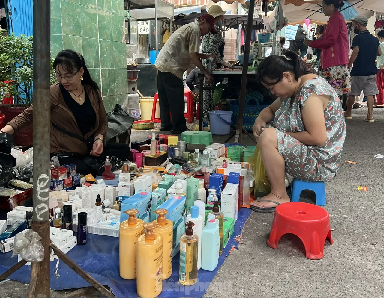 Bất ngờ 'hàng hiệu' vài chục ngàn đồng tràn lan chợ, 'mua nhiều còn được giảm giá'- Ảnh 4. Bất ngờ 'hàng hiệu' vài chục ngàn đồng tràn lan chợ, 'mua nhiều còn được giảm giá'- Ảnh 4.