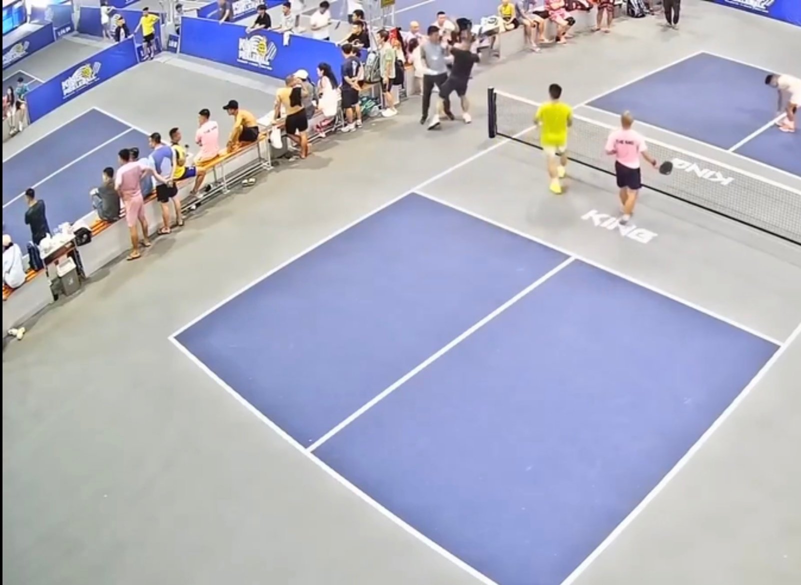 Xôn xao vụ VĐV pickleball cầm vợt tấn công trọng tài tới tấp tại Hải Phòng- Ảnh 1. Xôn xao vụ VĐV pickleball cầm vợt tấn công trọng tài tới tấp tại Hải Phòng- Ảnh 1.