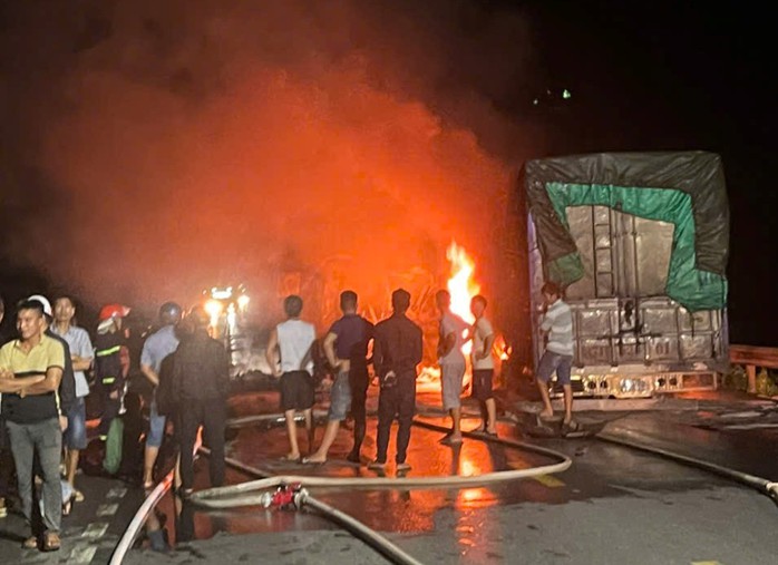 Quảng Trị: Xe Container và xe tải đối đầu bốc cháy giữa đêm, một người tử vong- Ảnh 2. Quảng Trị: Xe Container và xe tải đối đầu bốc cháy giữa đêm, một người tử vong- Ảnh 2.