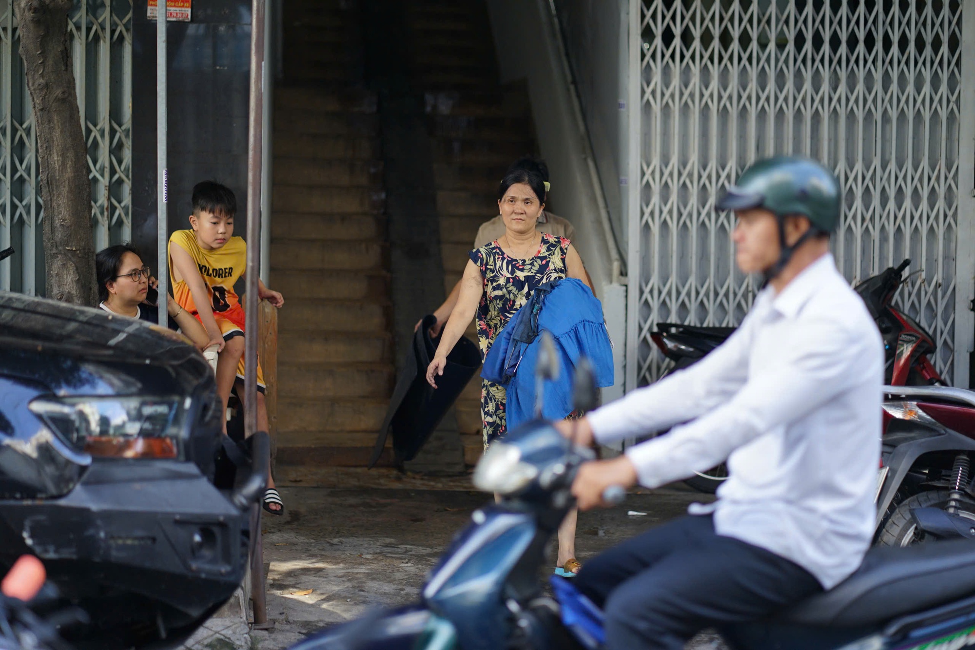 Lời kể xót xa trong vụ cháy khiến 8 người chết ở TP.HCM: "Không nhà ai có lối thoát hiểm cả, chỉ có một đường vào thôi"- Ảnh 5. Lời kể xót xa trong vụ cháy khiến 8 người chết ở TP.HCM: "Không nhà ai có lối thoát hiểm cả, chỉ có một đường vào thôi"- Ảnh 5.