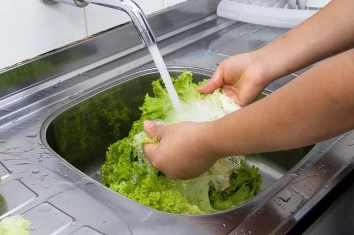 Rửa kỹ vẫn không hết ký sinh trùng, chuyên gia chỉ cách ăn rau sống an toàn nhất- Ảnh 3.