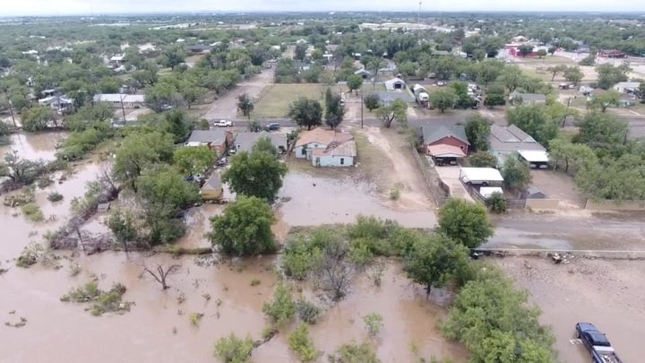 Thảm họa lũ lụt Texas: Cả gia đình 6 người bị cuốn trôi- Ảnh 2. Thảm họa lũ lụt Texas: Cả gia đình 6 người bị cuốn trôi- Ảnh 2.