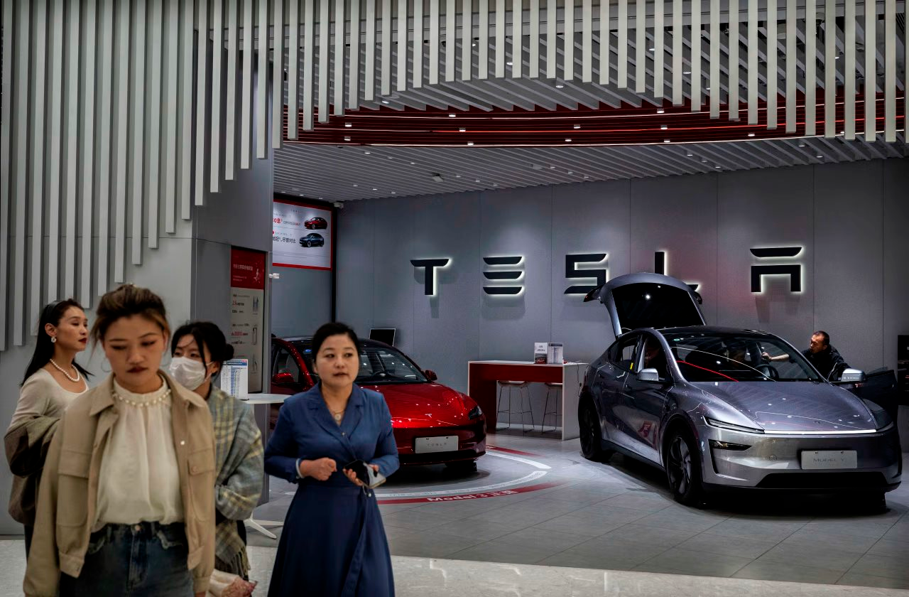 Elon Musk hết giá trị tại Trung Quốc, thị phần Tesla giảm thê thảm, đi vào vết xe đổ của Apple: Thiên tài công nghệ cũng phải chịu thua trước người đặt luật chơi- Ảnh 2. Elon Musk hết giá trị tại Trung Quốc, thị phần Tesla giảm thê thảm, đi vào vết xe đổ của Apple: Thiên tài công nghệ cũng phải chịu thua trước người đặt luật chơi- Ảnh 2.