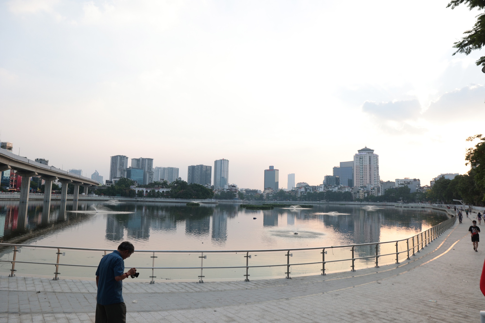 Người dân Hà Nội thích thú với diện mạo mới của hồ Hoàng Cầu sau một năm cải tạo- Ảnh 1. Người dân Hà Nội thích thú với diện mạo mới của hồ Hoàng Cầu sau một năm cải tạo- Ảnh 1.