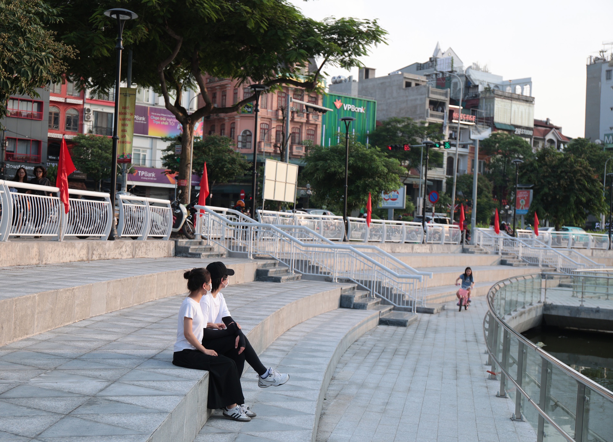 Người dân Hà Nội thích thú với diện mạo mới của hồ Hoàng Cầu sau một năm cải tạo- Ảnh 3. Người dân Hà Nội thích thú với diện mạo mới của hồ Hoàng Cầu sau một năm cải tạo- Ảnh 3.