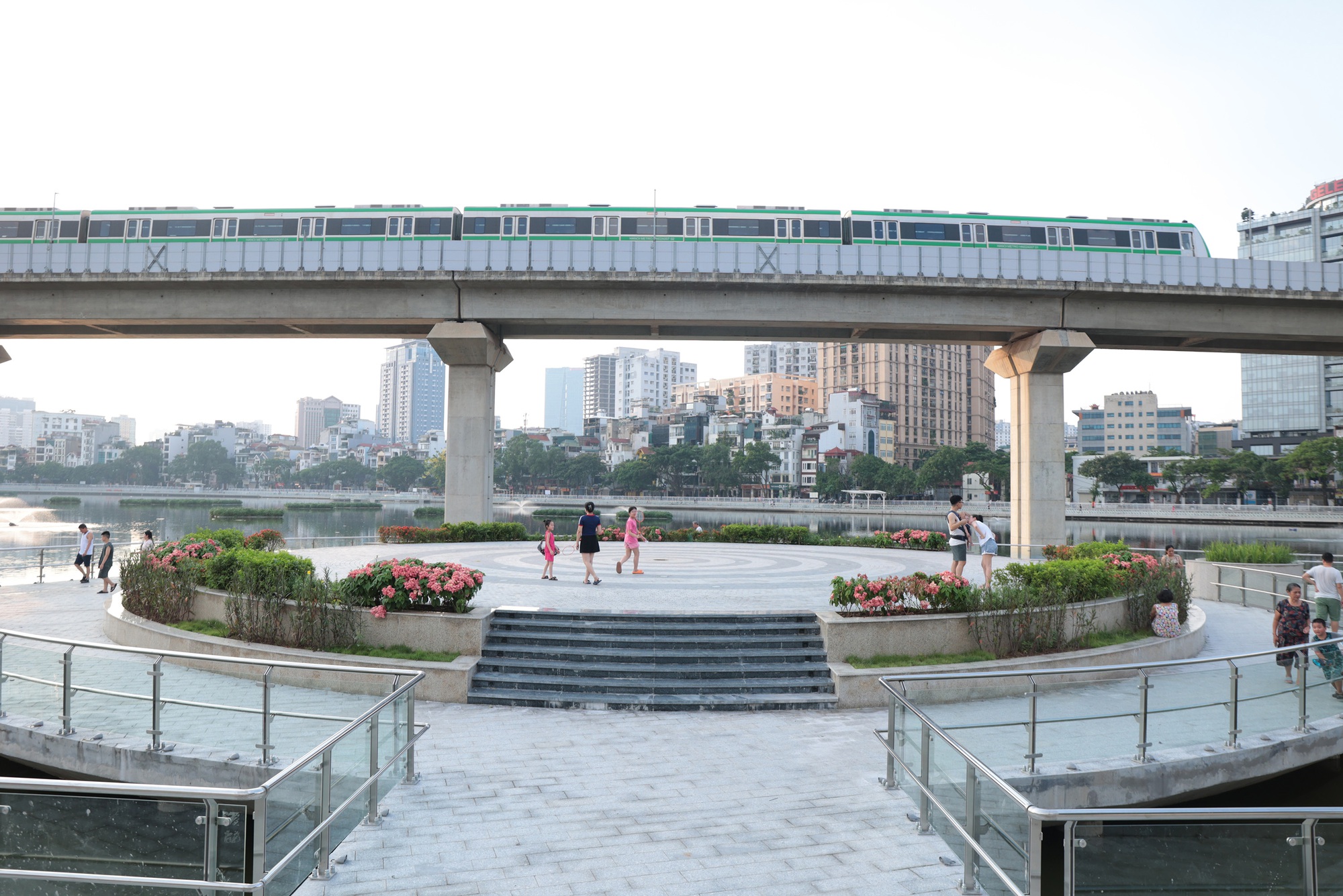 Người dân Hà Nội thích thú với diện mạo mới của hồ Hoàng Cầu sau một năm cải tạo- Ảnh 2. Người dân Hà Nội thích thú với diện mạo mới của hồ Hoàng Cầu sau một năm cải tạo- Ảnh 2.