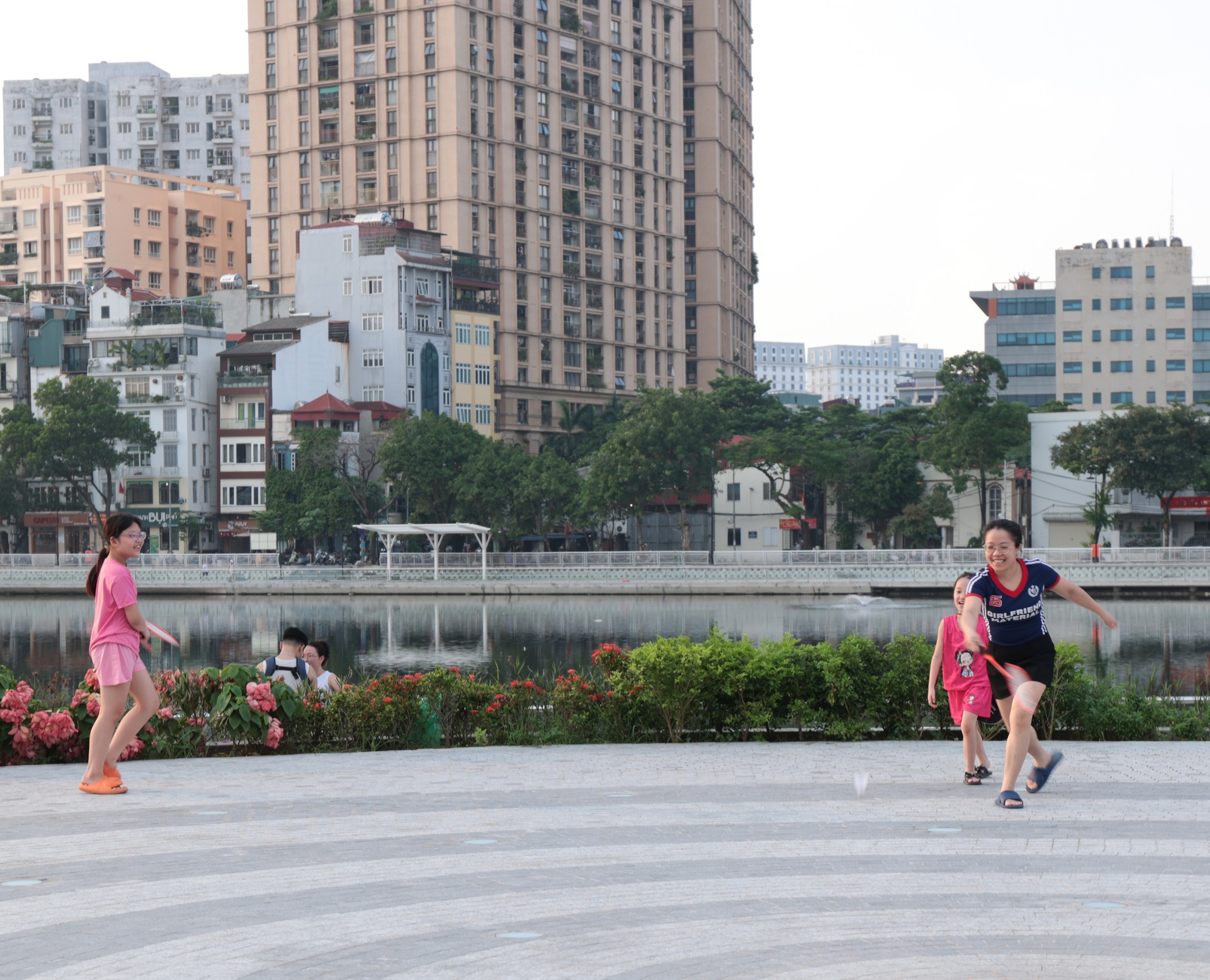 Người dân Hà Nội thích thú với diện mạo mới của hồ Hoàng Cầu sau một năm cải tạo- Ảnh 10. Người dân Hà Nội thích thú với diện mạo mới của hồ Hoàng Cầu sau một năm cải tạo- Ảnh 10.