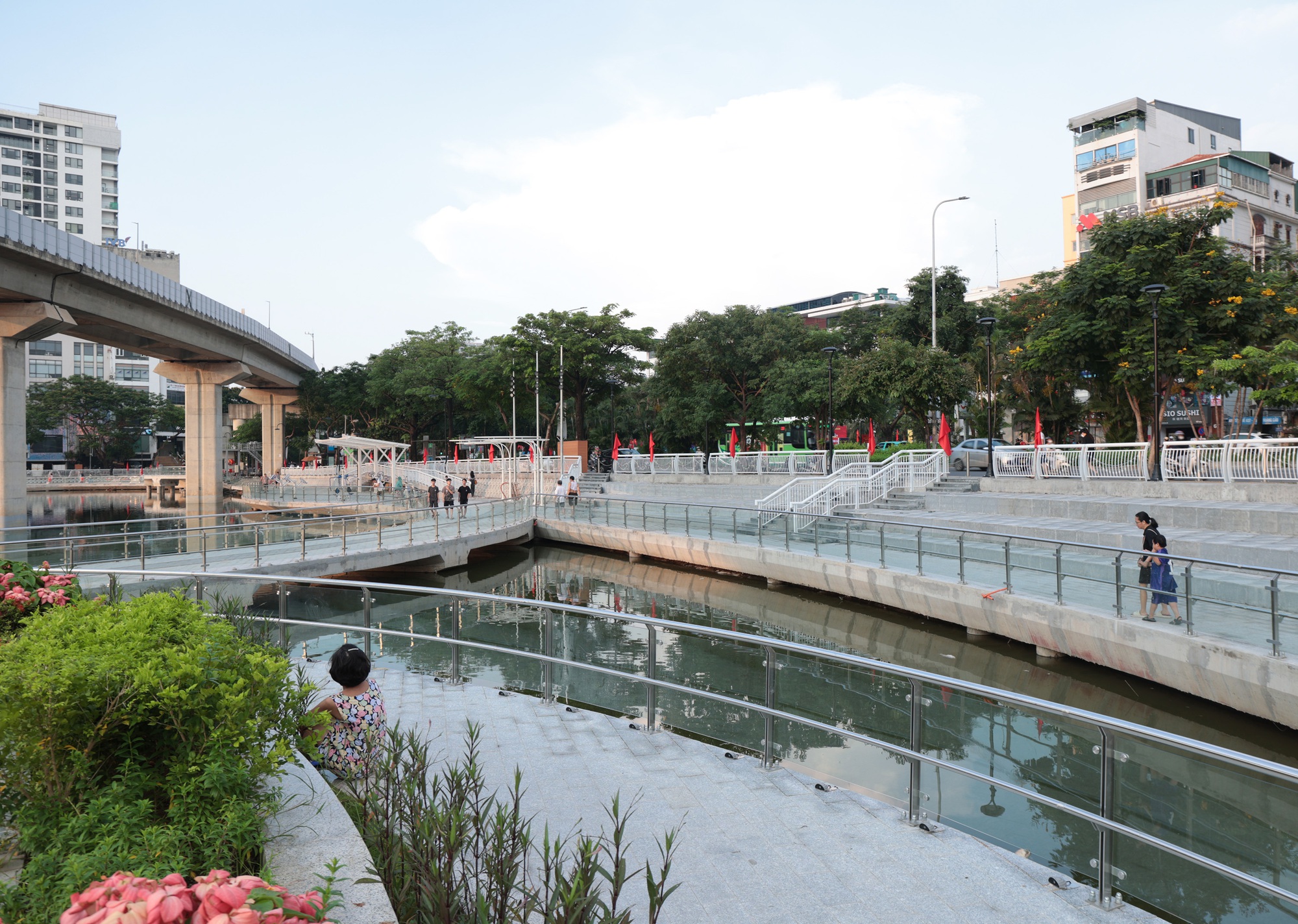 Người dân Hà Nội thích thú với diện mạo mới của hồ Hoàng Cầu sau một năm cải tạo- Ảnh 4. Người dân Hà Nội thích thú với diện mạo mới của hồ Hoàng Cầu sau một năm cải tạo- Ảnh 4.